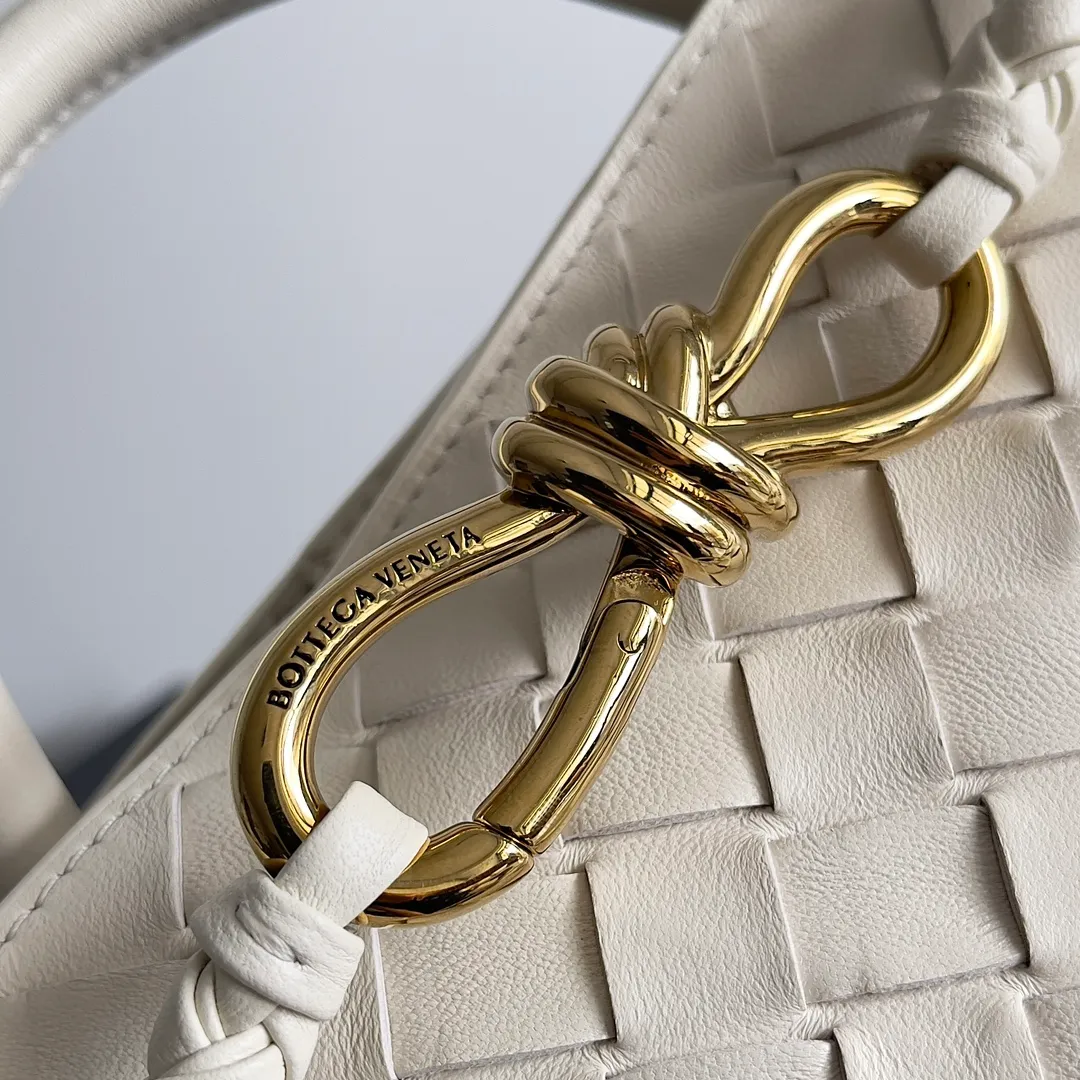 The 2023 new Andiamo batch of 1860 BV has been shipped‼ ️Really popular🔥The new Andiamo woven handbag launched by Bottega Veneta this season is really popular all over the world! ! Celebrities at home and abroad have worn it, and Oscar-winning actress Michelle Yeoh has taken it out on the street. Song Jia, Trai Yara, Yu Feihong, Sanji Ayaka, Rosie Hunting-Whiteley, Yoshioka Riho, etc. have all picked up this bag. It is classic and versatile, showing off its temperament, and the bag capacity is also large, which is very convenient for daily commuting! ! A variety of carrying methods, the shoulder straps can be adjusted by yourself, the original lambskin feels soft and delicate, and the neutral style is made to break gender boundaries and bring a more practical and longer-lasting use experience. Andiamo, which has both elegant and casual styles, perfectly interprets the true appearance of "fashionable old money style". Style number: 743568 Size: 25*22*10.5cm